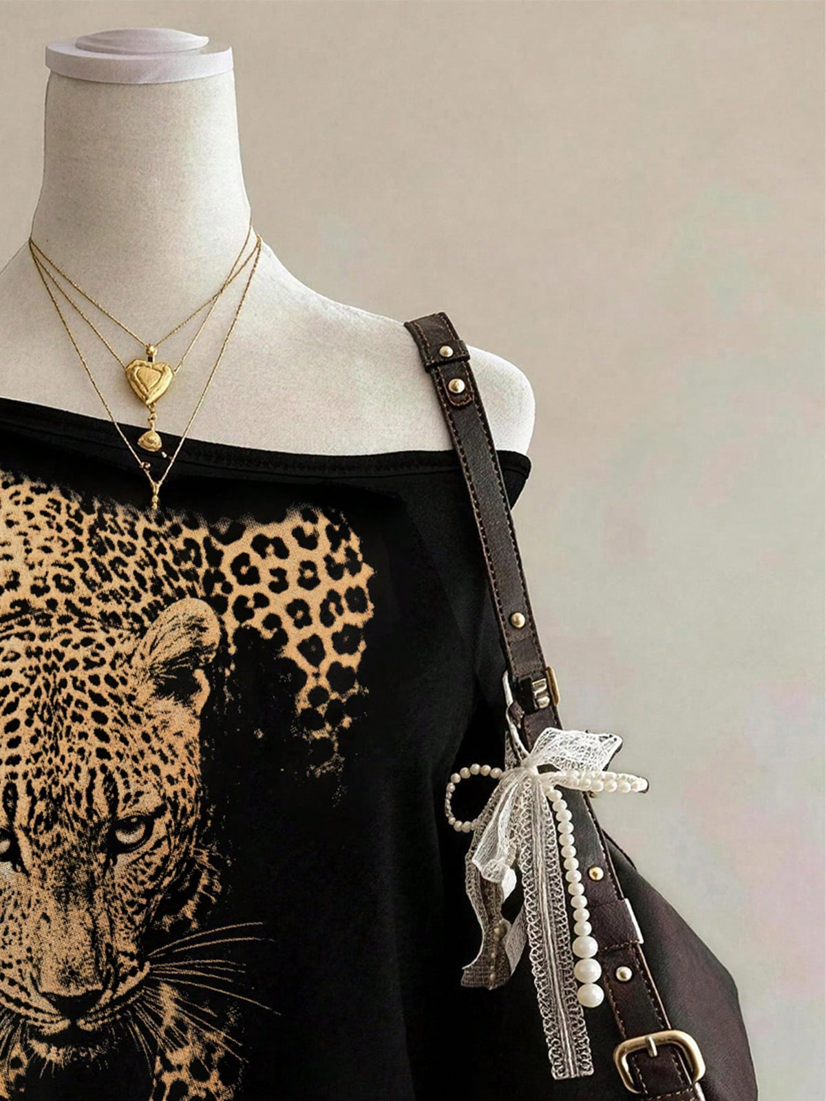 Lalippa Leopard Print Pattern Fashionable Minimalist Women's Round Neck T-Shirt, Gift For Friends