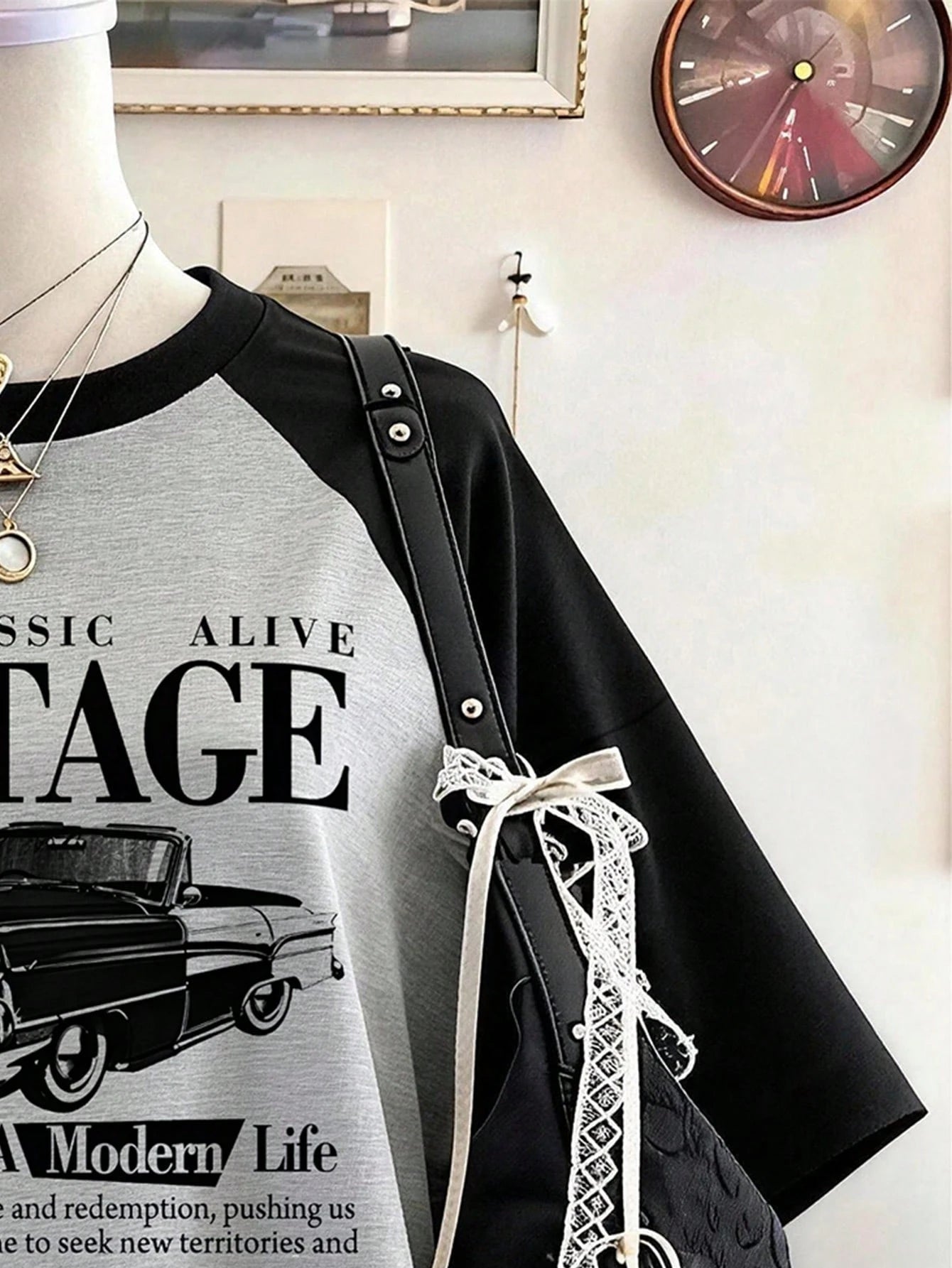 Lalippa Retro Pattern Digital Print Fashionable Minimalist Oversized Mid-Length Round Neck Drop Shoulder Women T-Shirt, Gift For Friends