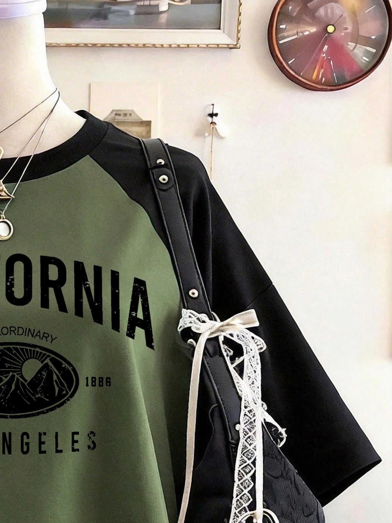 Lalippa Retro Pattern Digital Print Fashionable Minimalist Oversized Mid-Length Round Neck Drop Shoulder Women T-Shirt, Gift For Friends