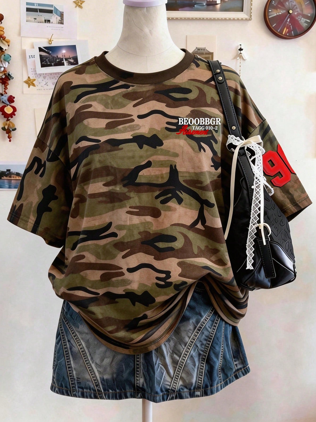 Lalippa Retro Pattern Digital Print Fashionable Minimalist Oversized Mid-Length Round Neck Drop Shoulder Women T-Shirt, Gift For Friends