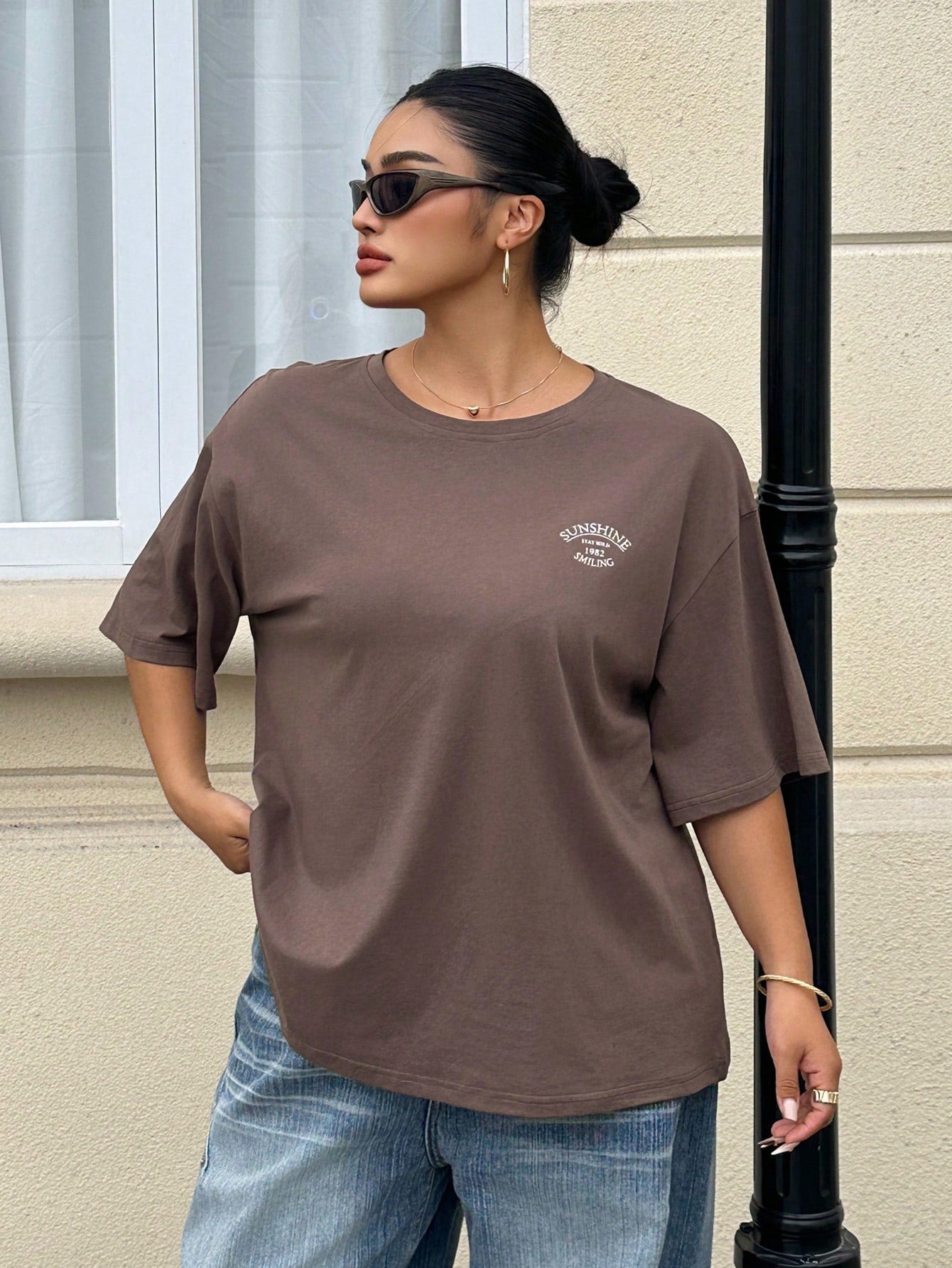 Livesso Curve Loose Fit Letter Print Crew Neck Casual Plus Size Brown T-Shirt For Women, Spring/Summer