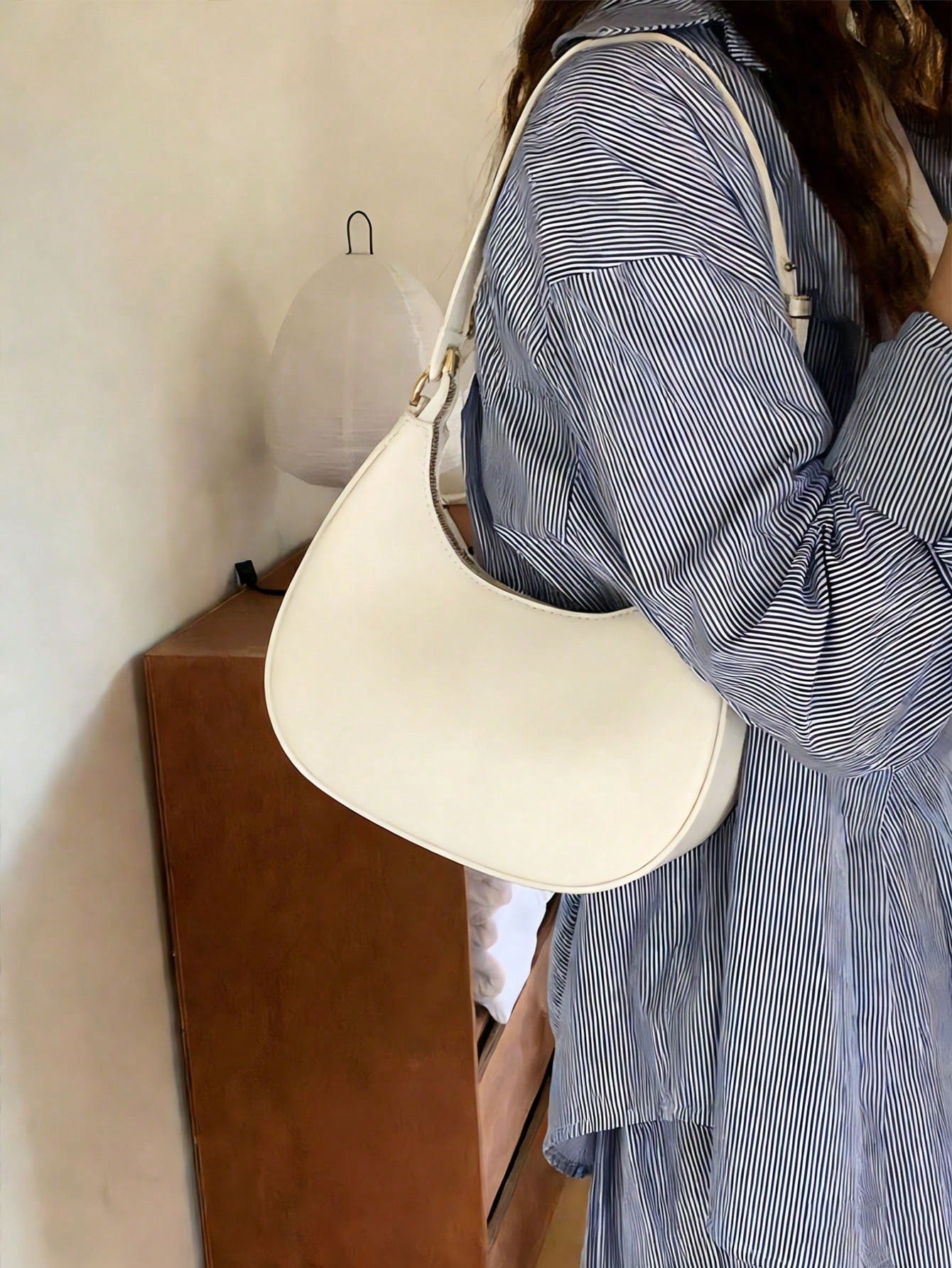 New Fashionable And Simple Crescent-Shaped Bright Surface Shoulder Bag, With A Distinctive Texture And Classic Look That's For Daily And Commuting Use