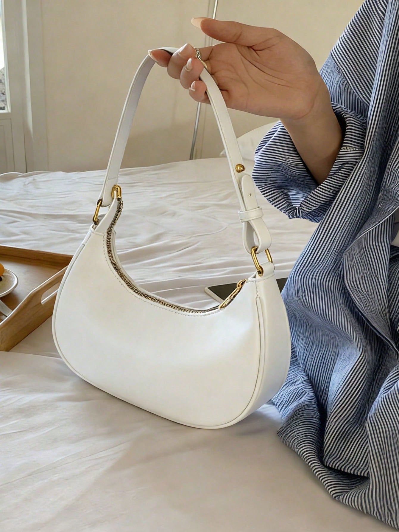 New Fashionable And Simple Crescent-Shaped Bright Surface Shoulder Bag, With A Distinctive Texture And Classic Look That's For Daily And Commuting Use