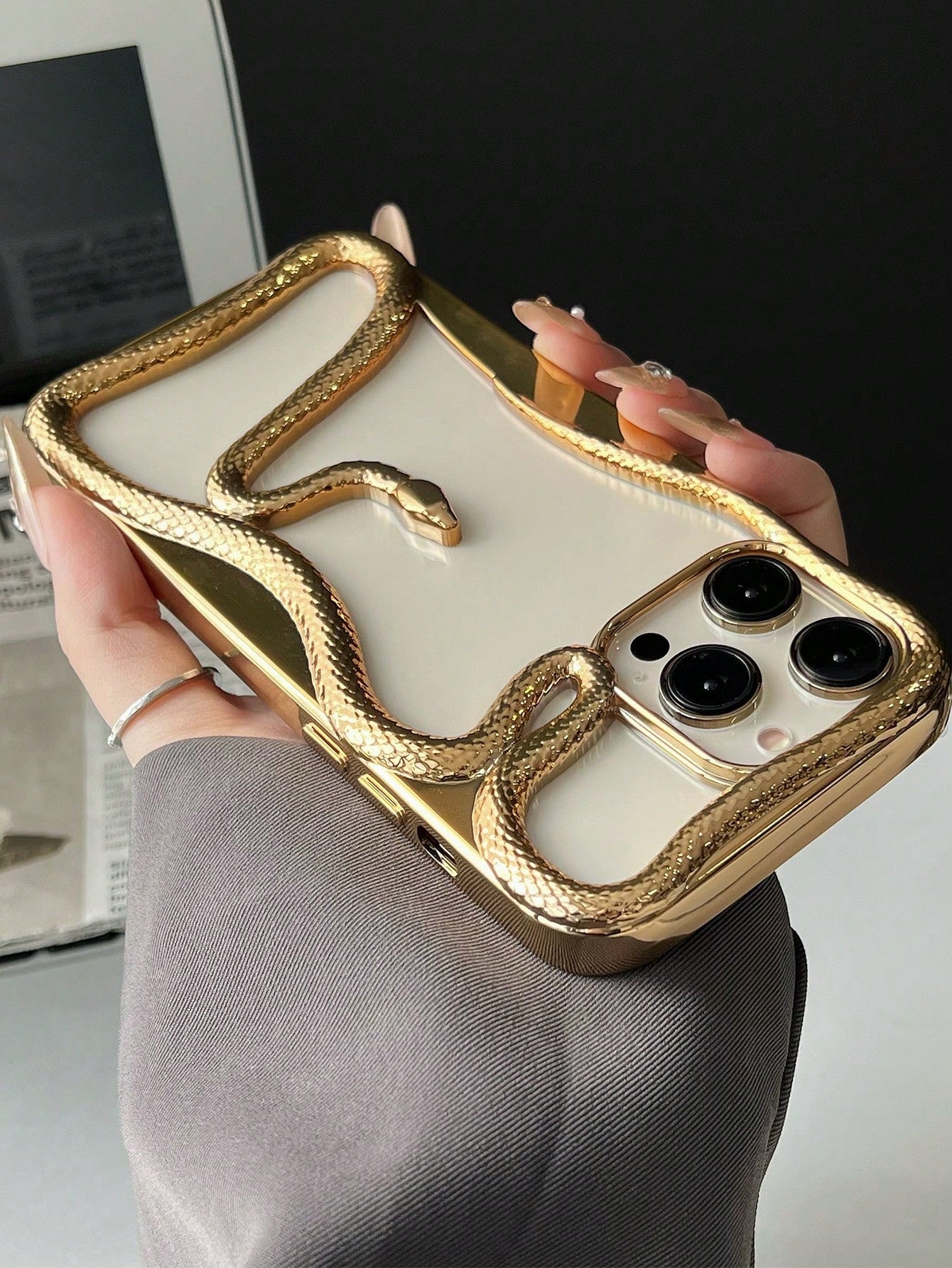 Shockproof Snake Element Novelty New Fashionable & Unique Hollow Electroplated 3D Snake Design Phone Case Compatible With Apple 11/12/13/14/15/16/17 Pro/Pro Max Galaxy S22/23/24/25 Ultra Shockproof Fu