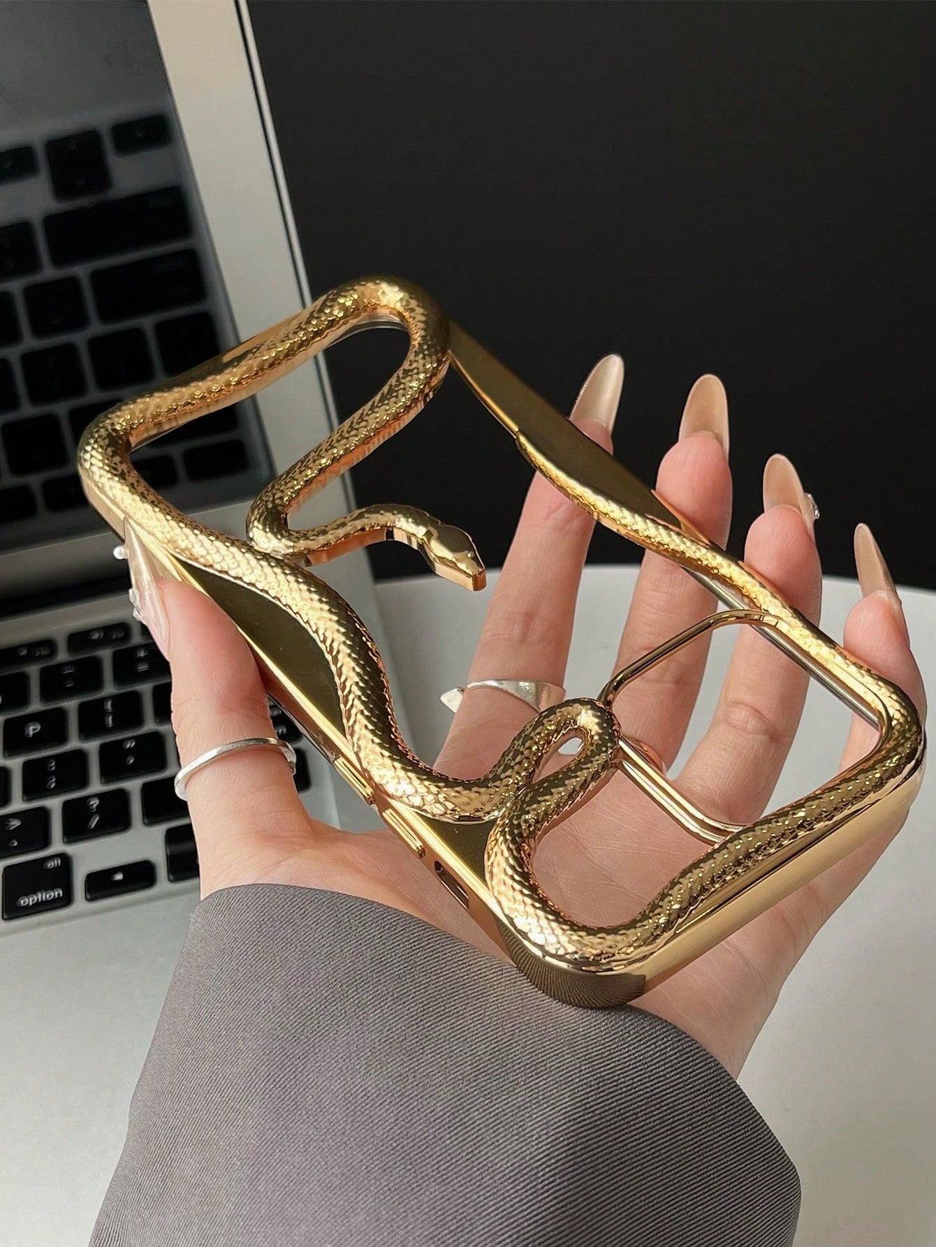 Shockproof Snake Element Novelty New Fashionable & Unique Hollow Electroplated 3D Snake Design Phone Case Compatible With Apple 11/12/13/14/15/16/17 Pro/Pro Max Galaxy S22/23/24/25 Ultra Shockproof Fu