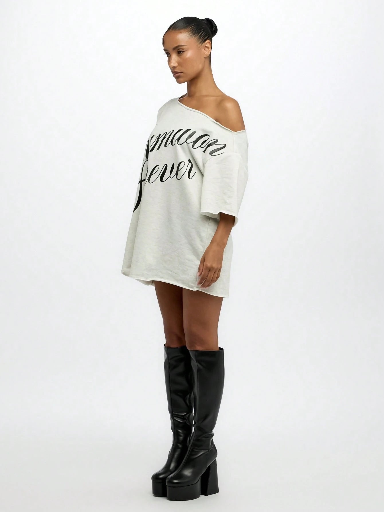 SUMWON WOMEN Oversized Summer Street Style Off-Shoulder Mini Length T-Shirt Dress Loungewear Casual Weekend Festival Urban Streetwear Athleisure Script Text