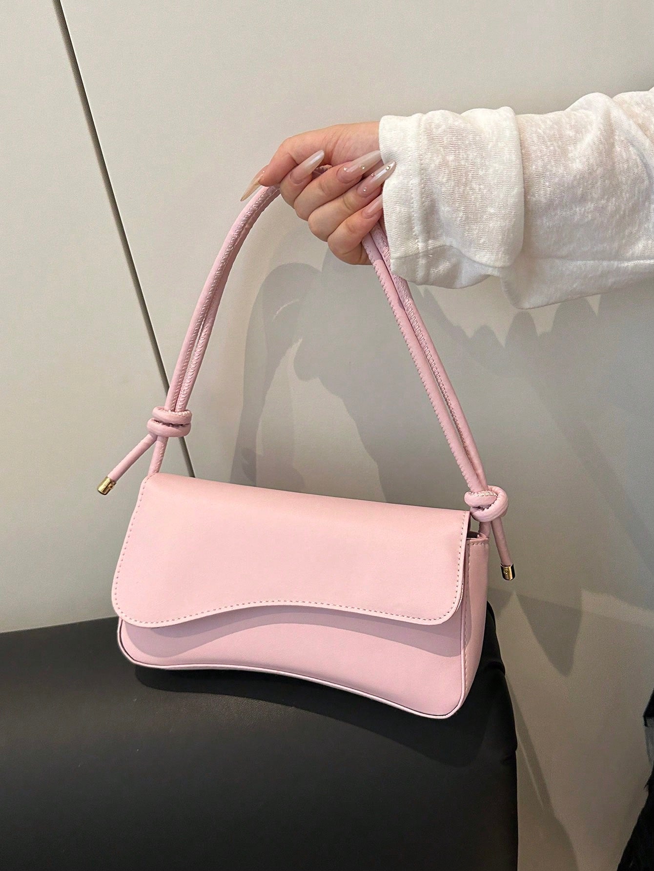 This Fashionable And Minimalist Bag Features An Asymmetrical Flap And Adjustable Shoulder Strap, Suitable For Shopping And Carrying A Wallet