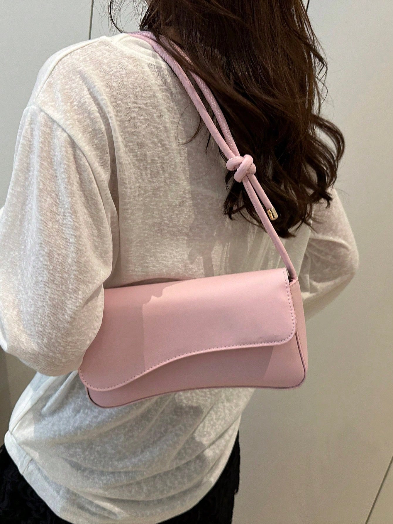 This Fashionable And Minimalist Bag Features An Asymmetrical Flap And Adjustable Shoulder Strap, Suitable For Shopping And Carrying A Wallet