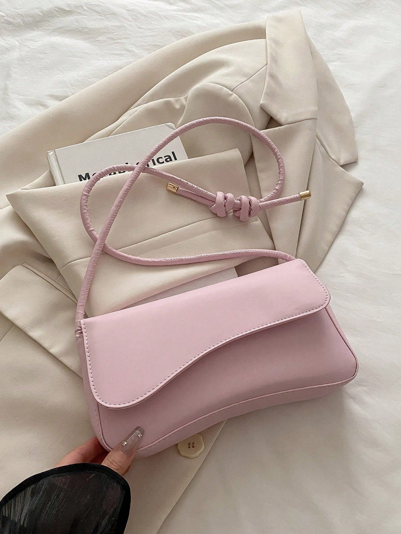 This Fashionable And Minimalist Bag Features An Asymmetrical Flap And Adjustable Shoulder Strap, Suitable For Shopping And Carrying A Wallet