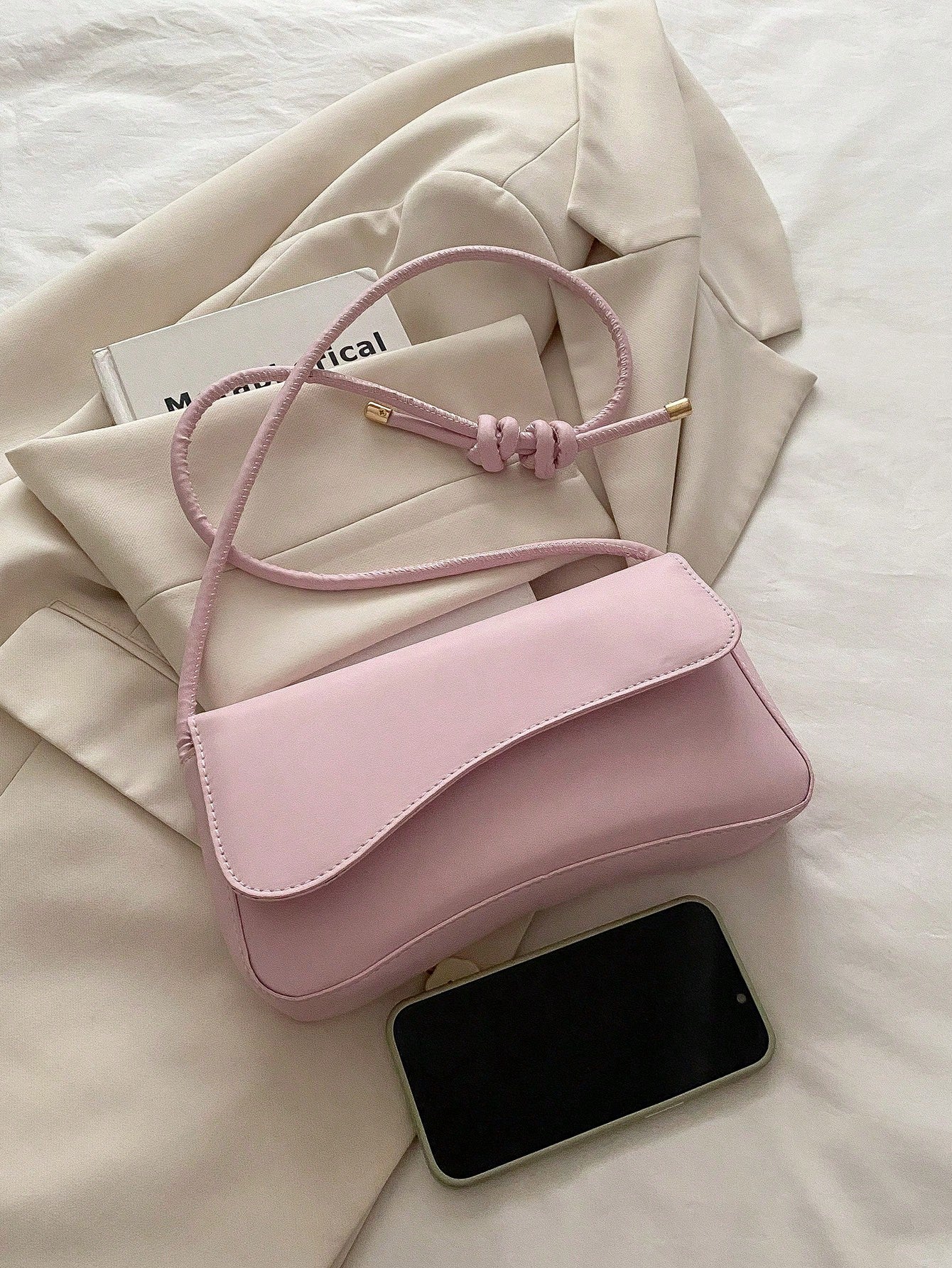 This Fashionable And Minimalist Bag Features An Asymmetrical Flap And Adjustable Shoulder Strap, Suitable For Shopping And Carrying A Wallet