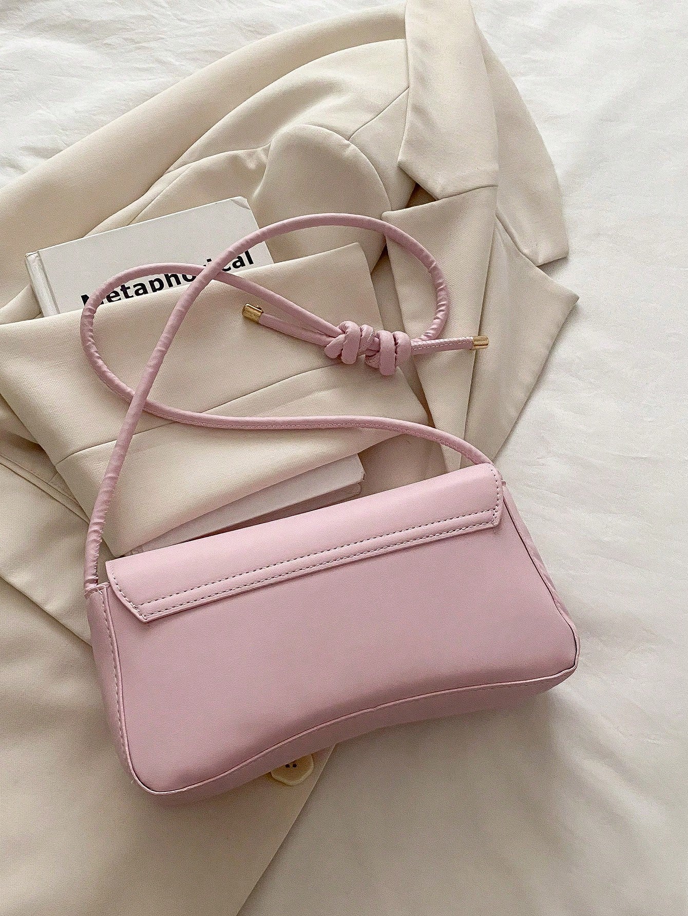 This Fashionable And Minimalist Bag Features An Asymmetrical Flap And Adjustable Shoulder Strap, Suitable For Shopping And Carrying A Wallet