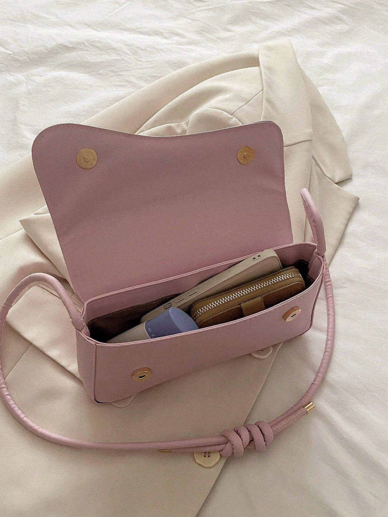 This Fashionable And Minimalist Bag Features An Asymmetrical Flap And Adjustable Shoulder Strap, Suitable For Shopping And Carrying A Wallet