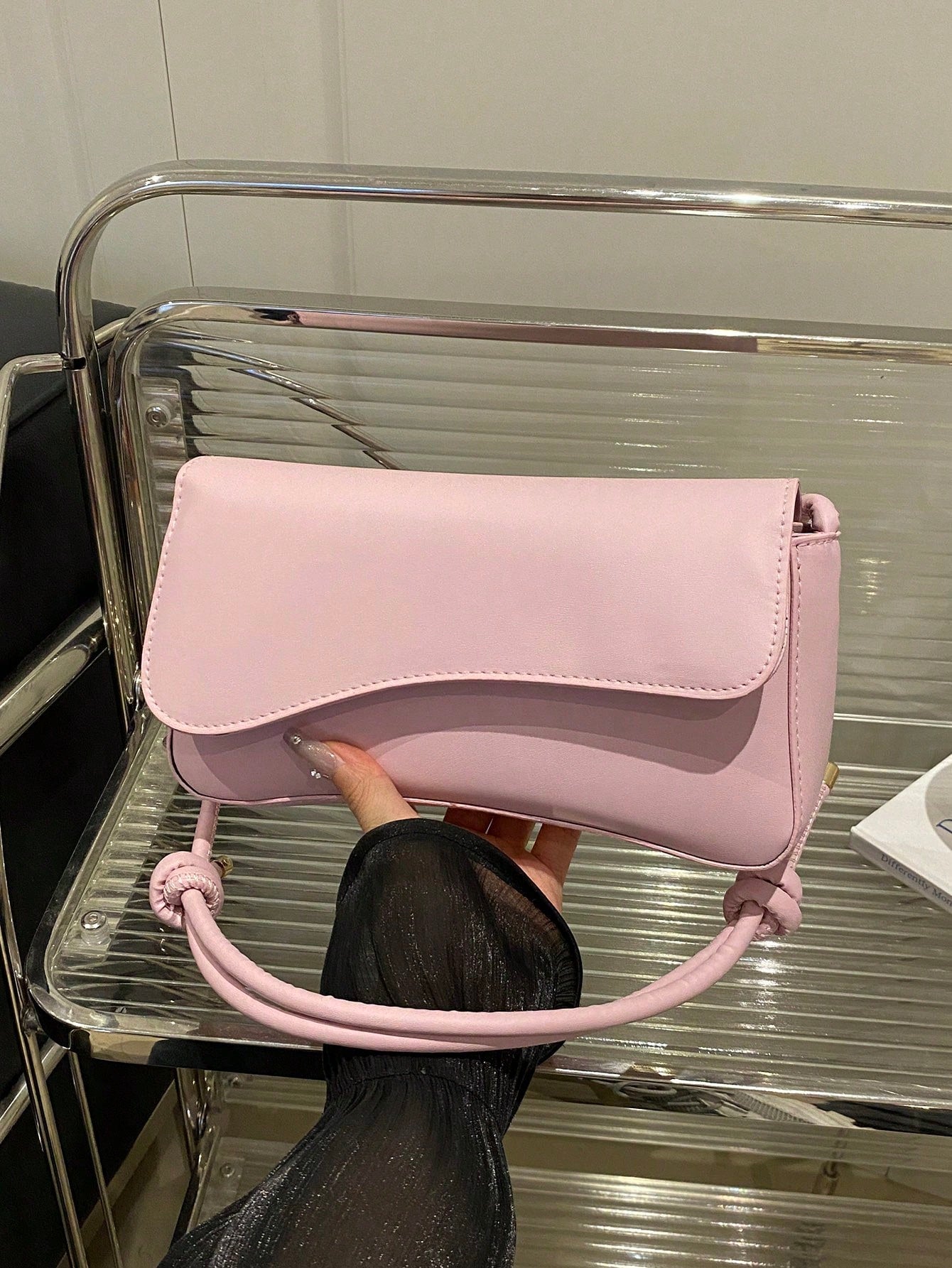 This Fashionable And Minimalist Bag Features An Asymmetrical Flap And Adjustable Shoulder Strap, Suitable For Shopping And Carrying A Wallet