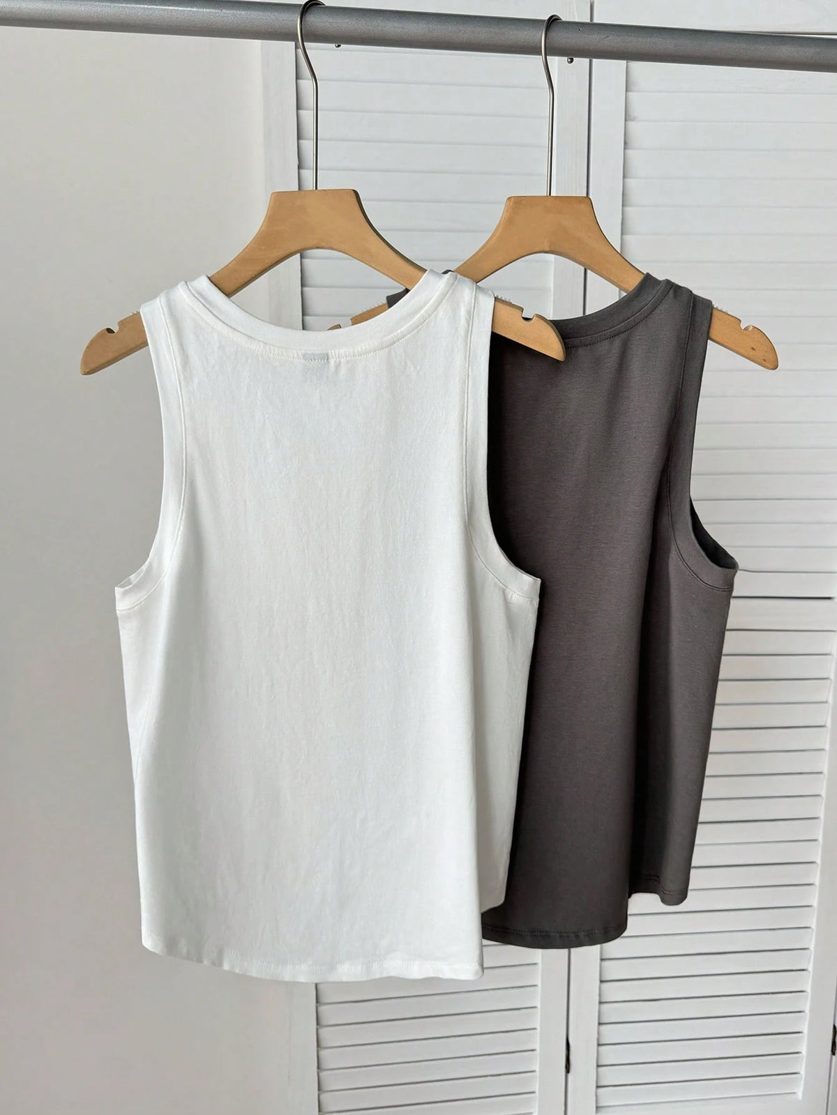Tseoso 2 Packs Women's 95% Cotton Tank Tops- Black/White, Round Neck, Slim Fit, Softgirl, Sporty Casual