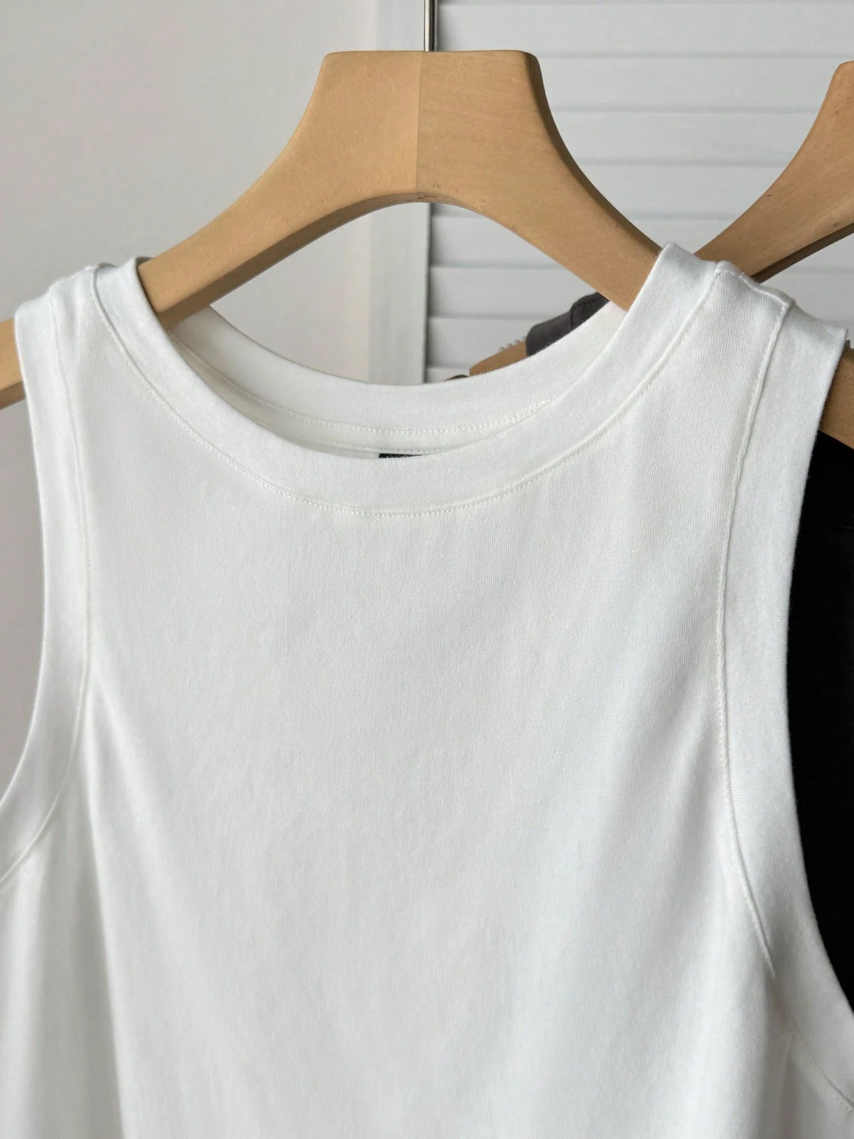 Tseoso 2 Packs Women's 95% Cotton Tank Tops- Black/White, Round Neck, Slim Fit, Softgirl, Sporty Casual