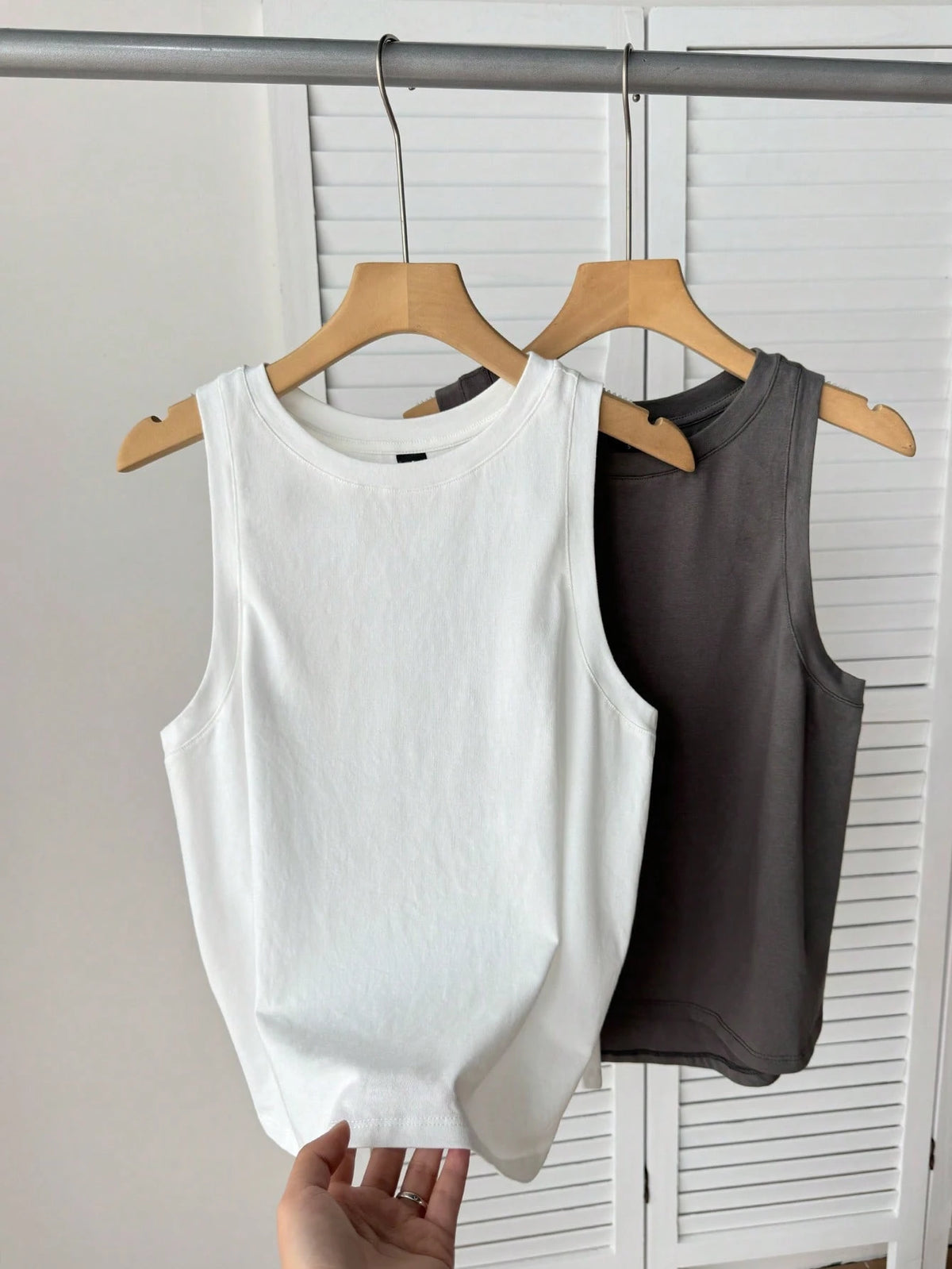 Tseoso 2 Packs Women's 95% Cotton Tank Tops- Black/White, Round Neck, Slim Fit, Softgirl, Sporty Casual