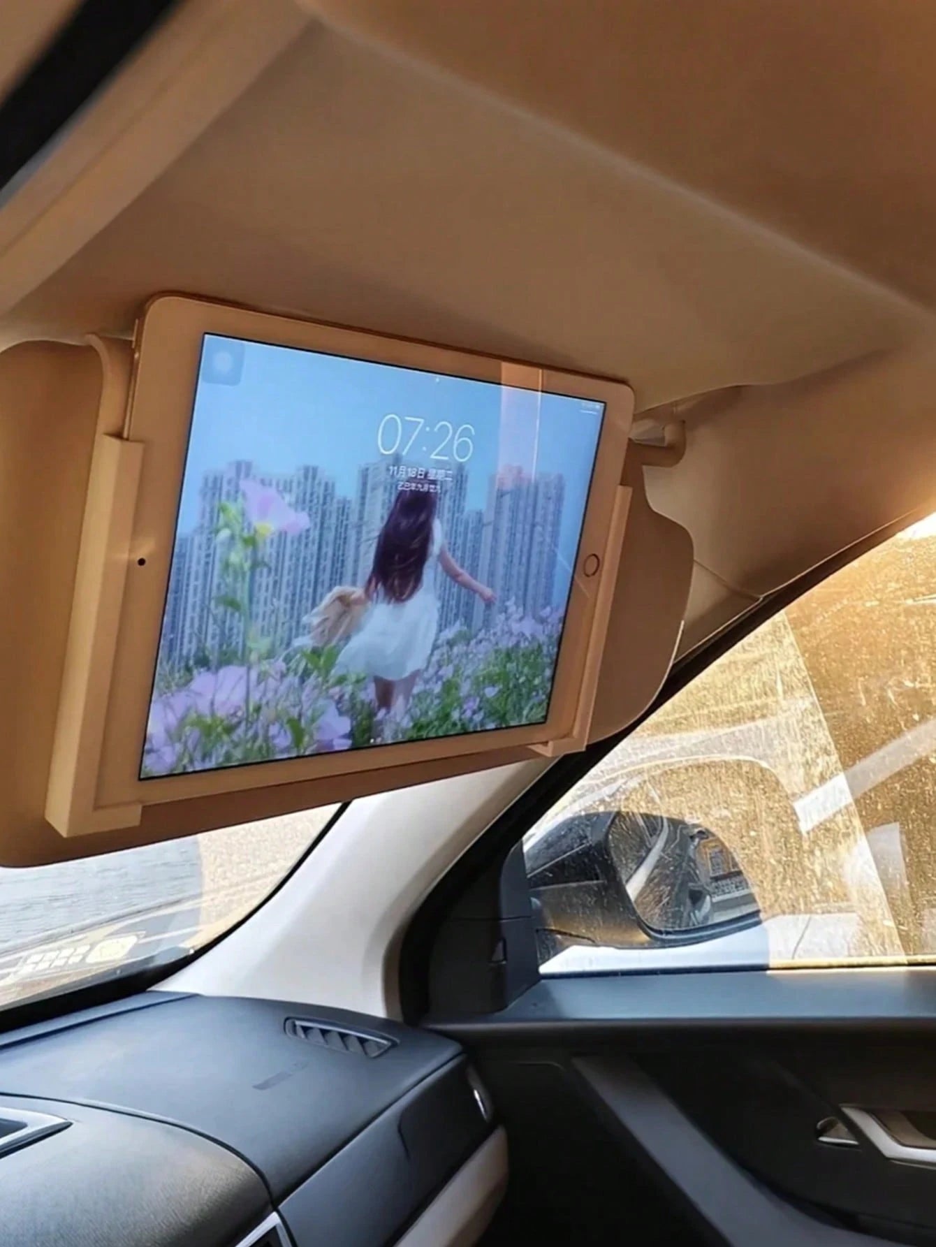 Universal Car Sun Visor Mounted Phone/Tablet Holder With Charging Port- Adjustable L-Shaped Bracket Compatible With Iphone, And Other Devices, Made Of ABS Material, Installed On Front Passenger Seat