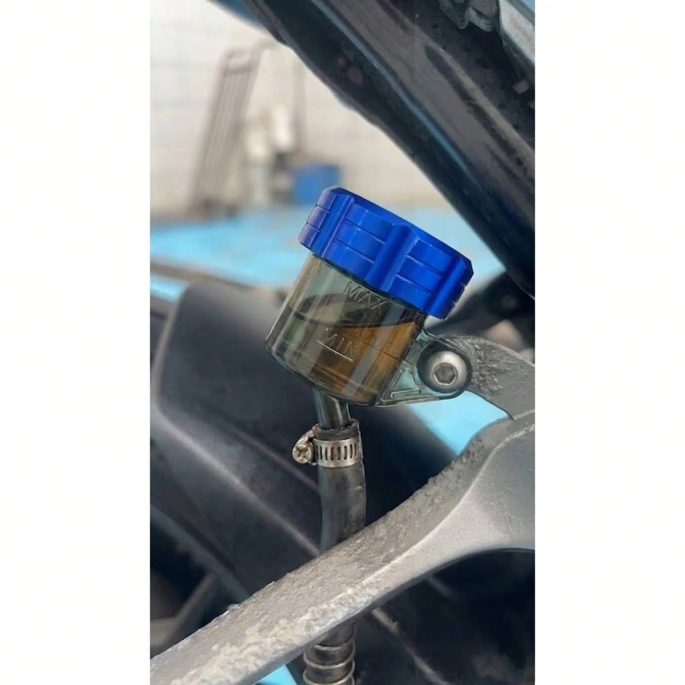Universal Hydraulic Brake Fluid Reservoir Tank Accessory, Transparent Oil Cup With CNC Cap, Suitable For YZF R1 R6, SUZUKI GSXR 600 750 1000 SV 650S, ZX10R ZX14R ZX7R ZX6R Z1000 Street Bike, Scooter