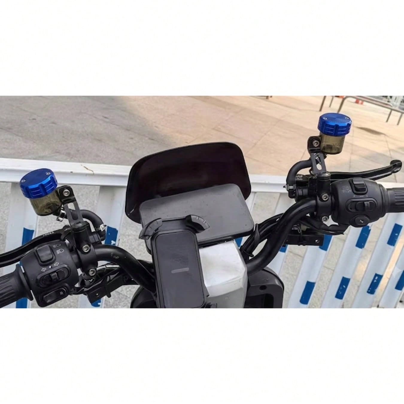 Universal Hydraulic Brake Fluid Reservoir Tank Accessory, Transparent Oil Cup With CNC Cap, Suitable For YZF R1 R6, SUZUKI GSXR 600 750 1000 SV 650S, ZX10R ZX14R ZX7R ZX6R Z1000 Street Bike, Scooter