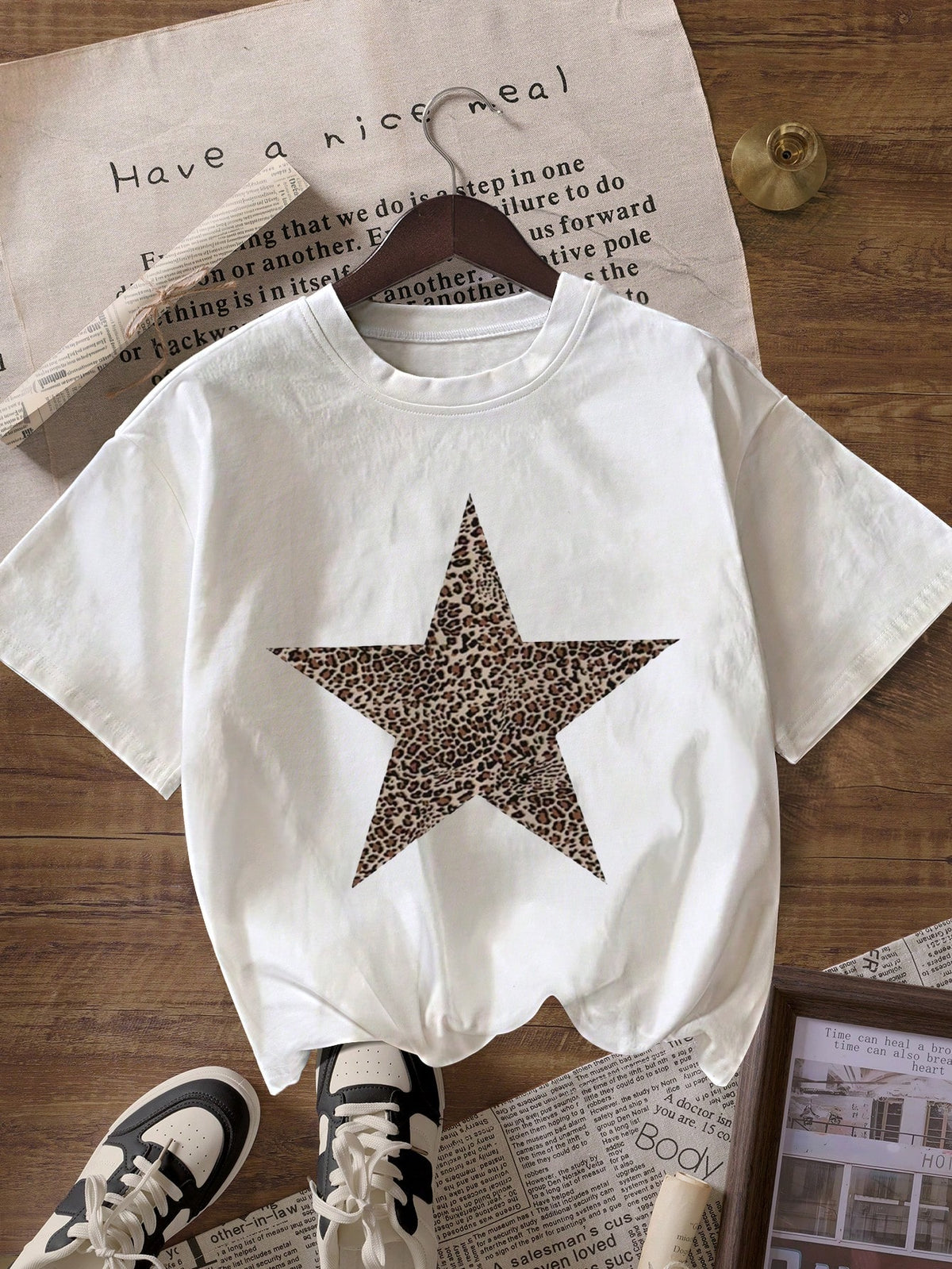 Women's Leopard Print & Star Graphic Round Neck Short Sleeve T-Shirt Casual Summer